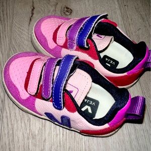 Stylish kids VEJA sneaker in cute pink, white and purple. Almost new.